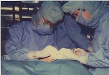 高木病院(国際医療福祉大学の母体)で整形外科手術中の木村知史(当時29歳)